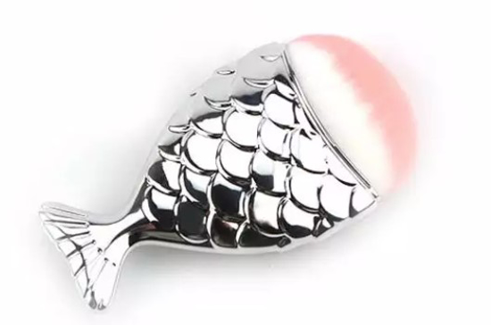 Obrazek Pędzel rybka srebrny do odpylania pyłu różu makijażu